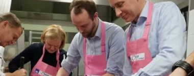 Bénévoles AXA Atout Cœur lors d’un atelier culinaire