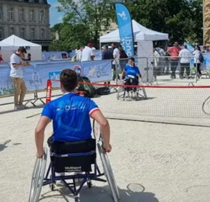 Match de tennis fauteuil lors d’un événement solidaire