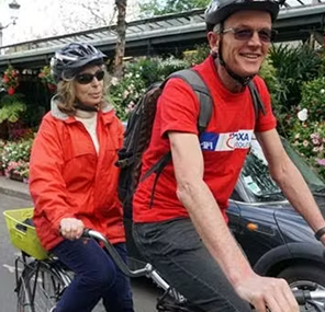 Participants à vélo lors d’une action solidaire AXA