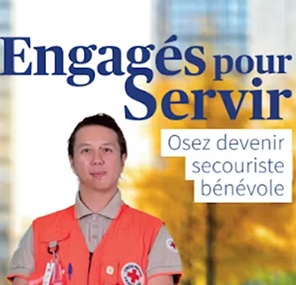 Bénévole AXA Atout Cœur en tenue de secouriste