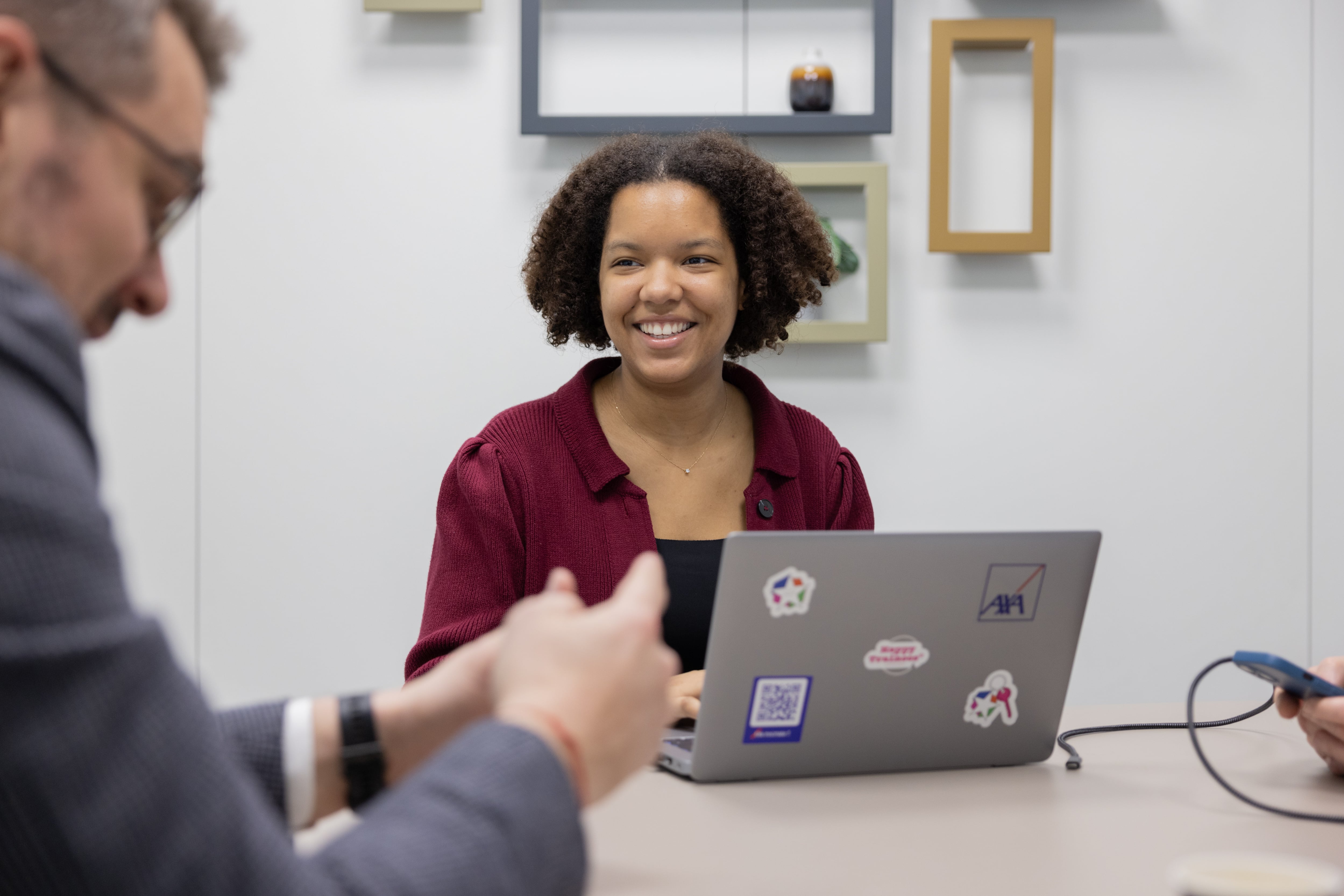 Personne participant à une réunion avec ordinateur portable