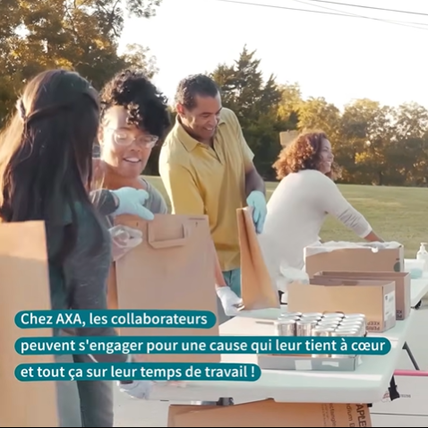 Personnes préparant des colis solidaires dehors