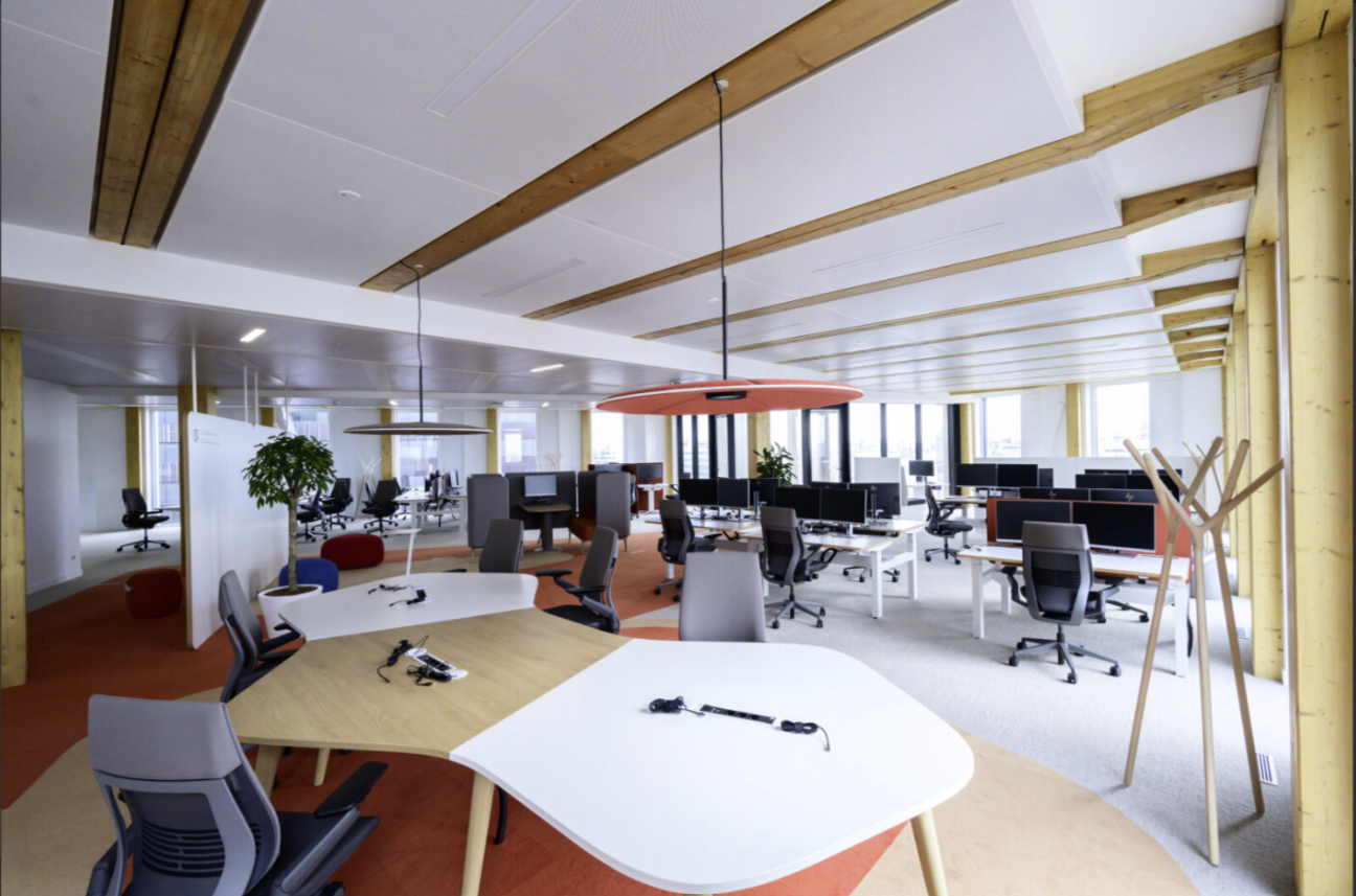 Bureau ouvert moderne avec postes de travail vides