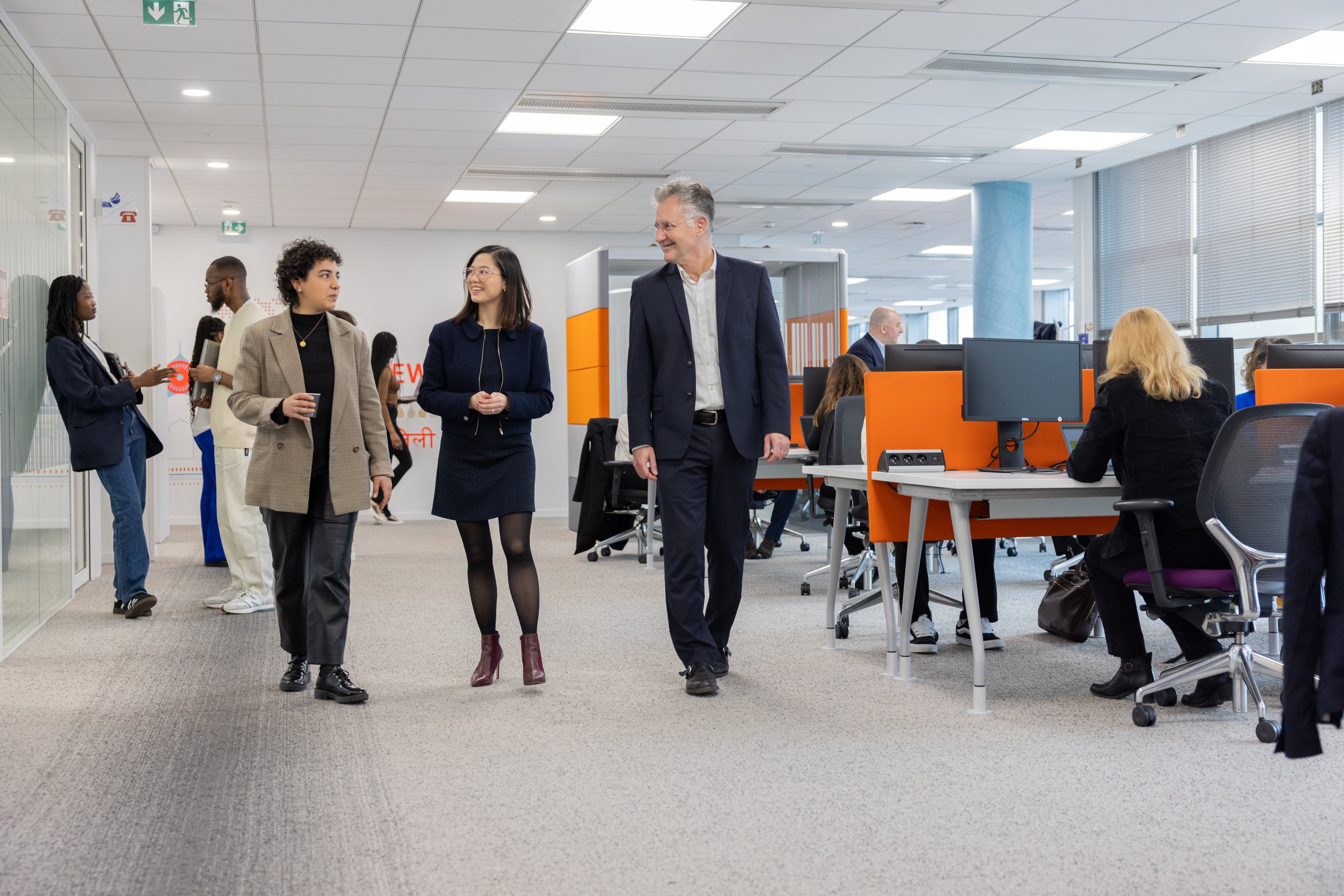 Personnes marchant dans un espace de bureau ouvert