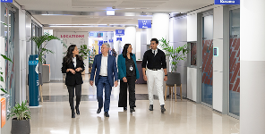 Groupe de personnes marchant dans un couloir