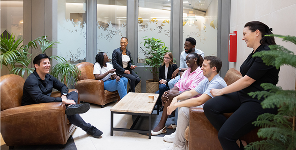Groupe de personnes réunies dans un espace lounge de bureau