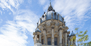 Dôme orné d’un bâtiment historique sous ciel bleu