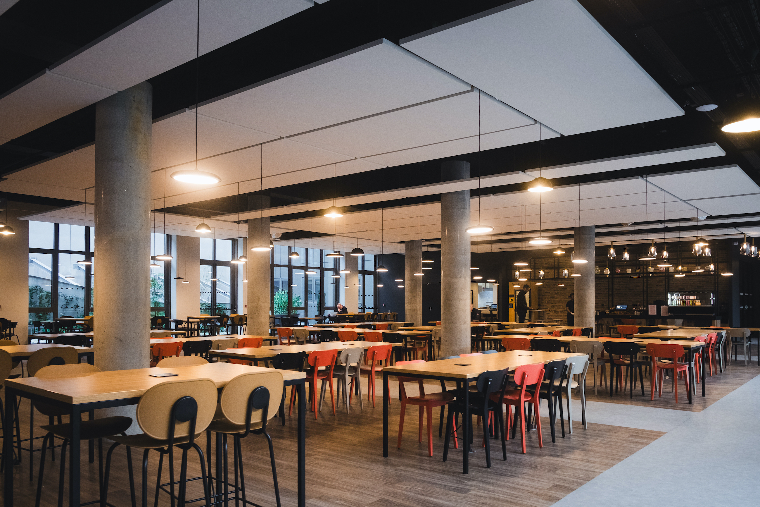 Grande cafétéria moderne avec tables