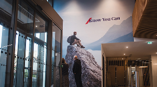Hall d'entrée AXA avec fresque murale "Know You Can"