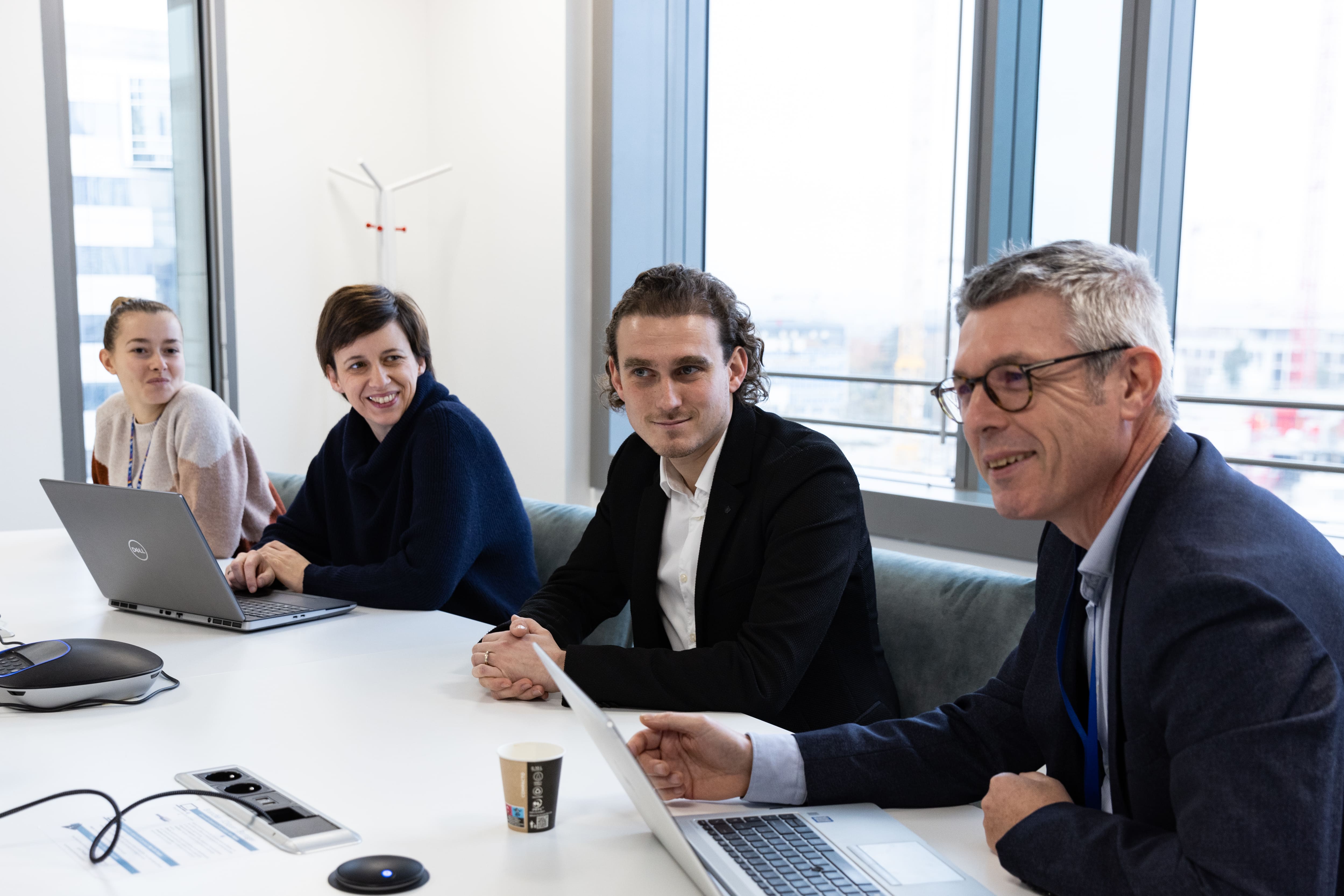 Personnes en réunion autour d’une table de travail