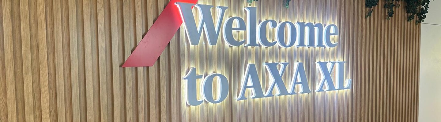 Panneau lumineux Welcome to AXA XL sur mur bois