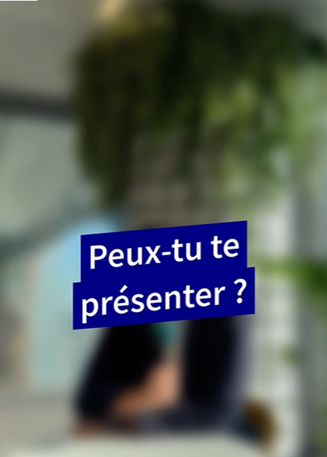 Texte « Peux-tu te présenter ? » sur fond flou.