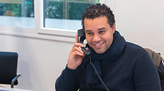 Personne au téléphone dans un bureau
