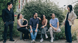 Groupe de jeunes adultes réunis dans un espace vert