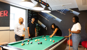 Personnes jouant au billard dans une salle de détente