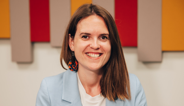 Portrait d'une collaboratrice souriante