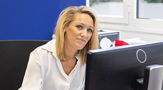 Personne assise devant un ordinateur au bureau