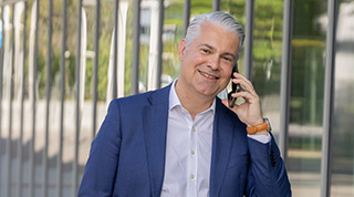 Homme en costume parlant au téléphone en extérieur