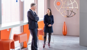 Quatre personnes échangent dans un espace collaboratif