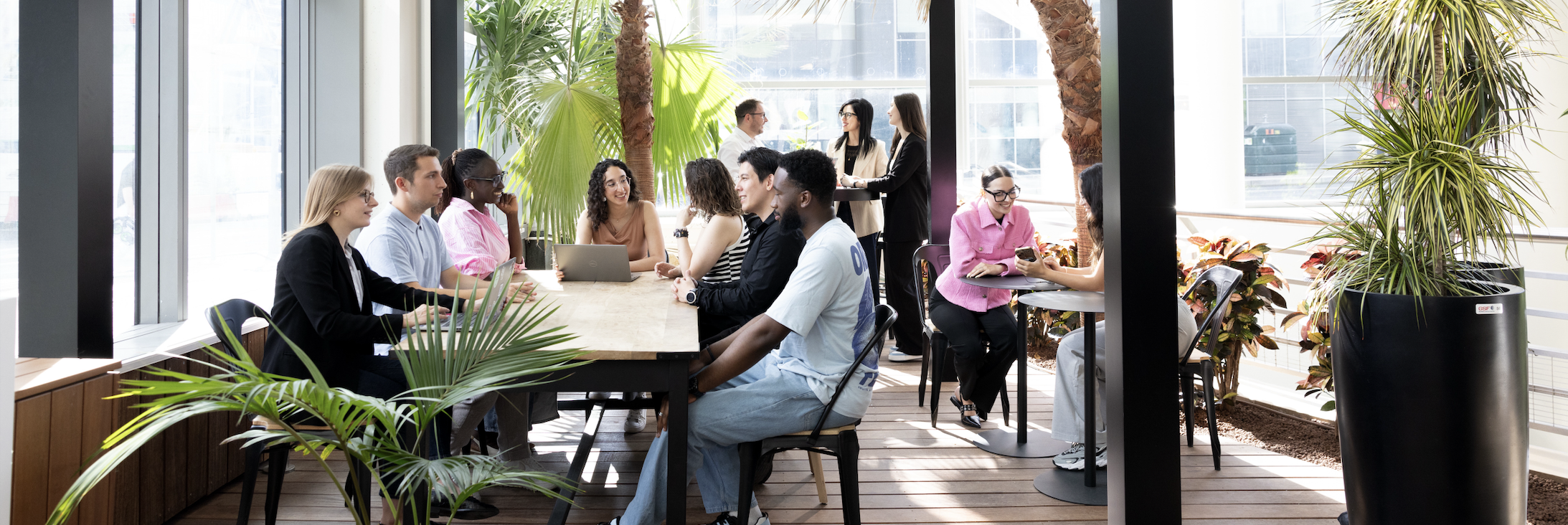 Groupe de personnes discutant autour d'une table