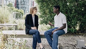 Conversation entre collègues dans un espace extérieur