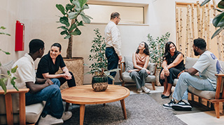 Groupe de personnes en discussion dans un salon moderne