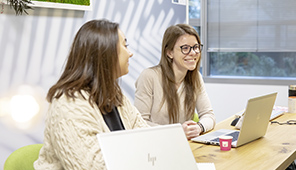 Personnes travaillant autour d’une table de réunion.