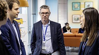 Personnes discutant dans bureau moderne