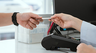 Paiement par carte au terminal électronique