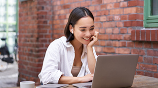 Personne souriante sur ordinateur portable