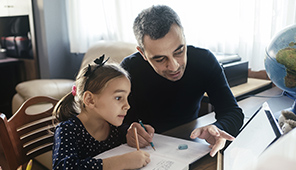 Parent et enfant réalisant une activité à la maison