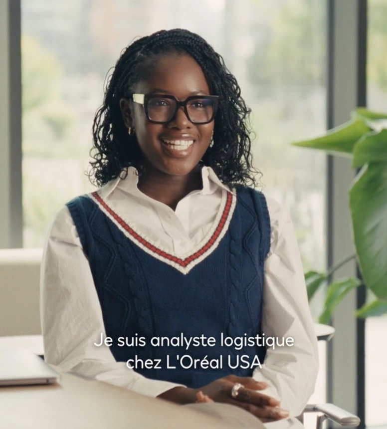 Personne assise à un bureau lors d’un entretien