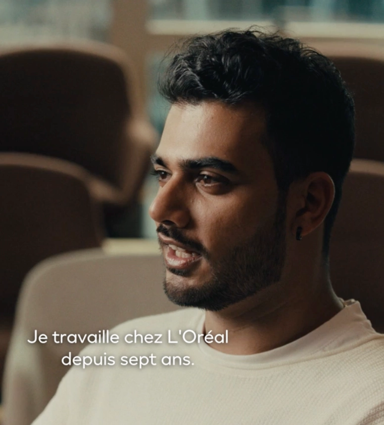 Personne assise lors d’un entretien en intérieur