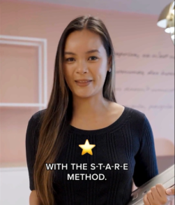 Personne tenant une tablette avec le texte « Méthode S‑T‑A‑R‑E ».