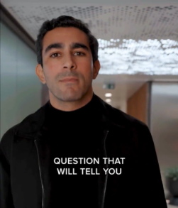 Personne dans un couloir avec le texte « Question » superposé à l’image.