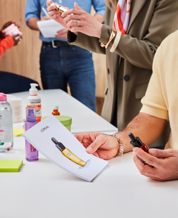 Personne tenant un échantillon de produit lors d’une discussion d’équipe.