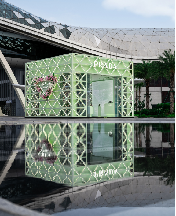 Espace de vente Prada avec une structure géométrique en extérieur.