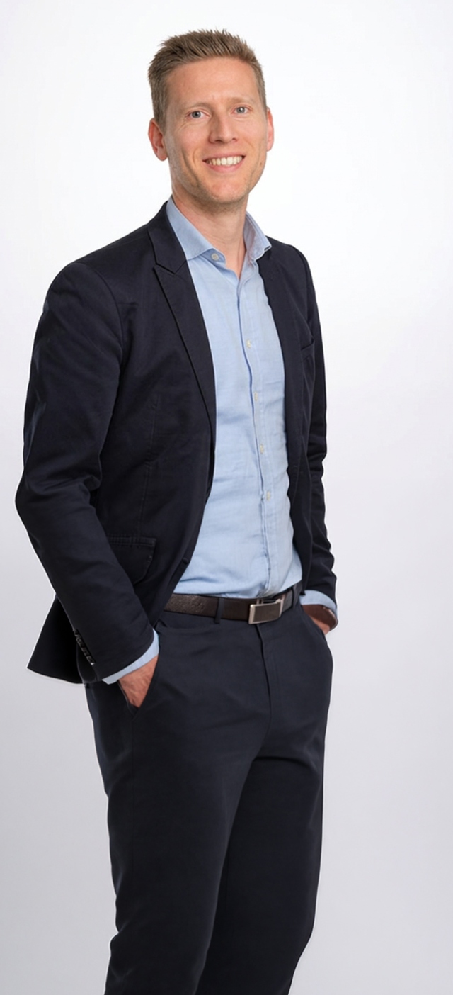 Portrait professionnel d’homme en costume souriant