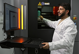 Technicien utilisant machine de labo avec écran HD
