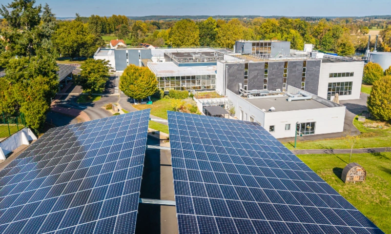 Panneaux solaires devant un bâtiment moderne