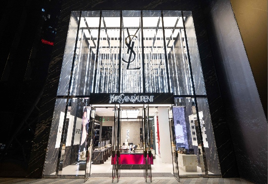 Large shopping mall atrium with central glass