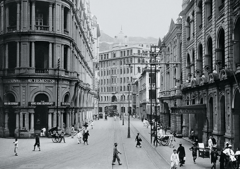 Historische straat met gebouwen en mensen