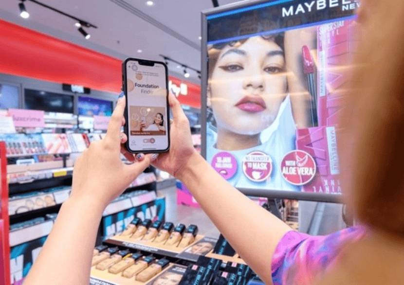 Persoon scant make‑up met telefoon in winkel