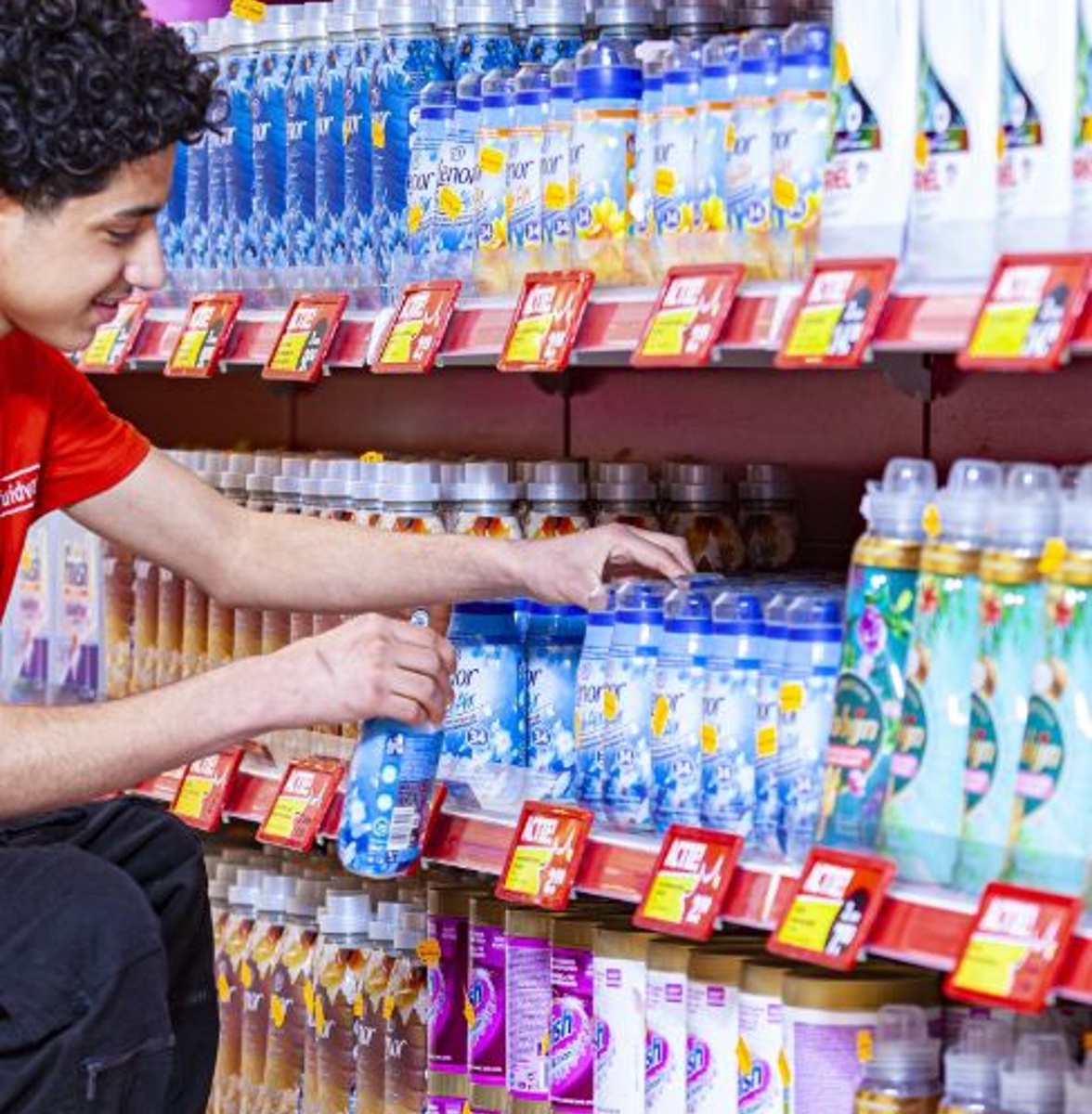 Persoon pakt drankfles uit supermarktschap