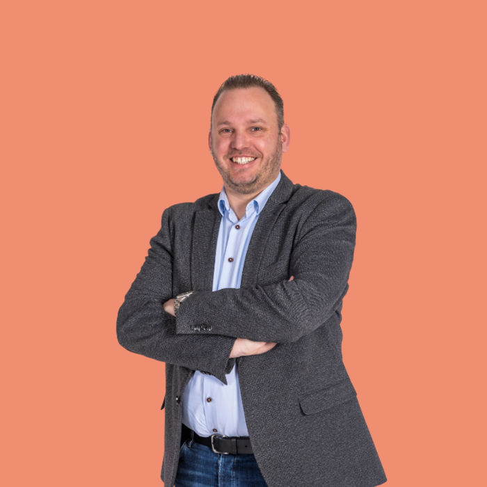 Persoon met armen over, glimlachend