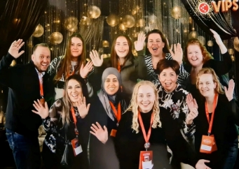 Groep mensen zwaait bij evenement