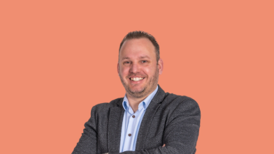 Persoon met armen over, glimlachend