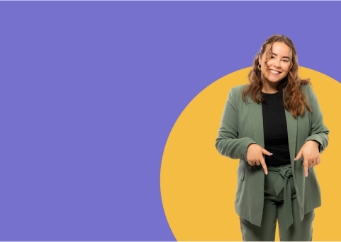 Persoon wijst naar beneden en staat recht