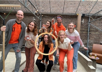 Groep mensen speelt spel met ballen
