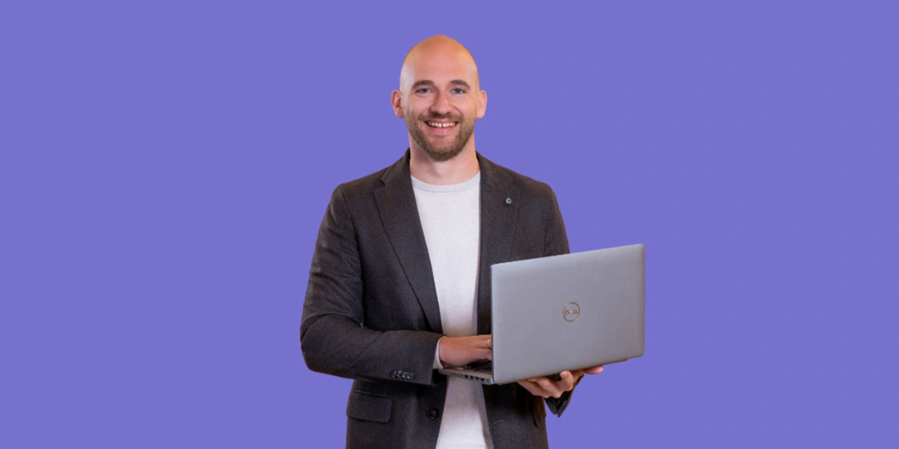 Persoon met laptop glimlacht naar voren